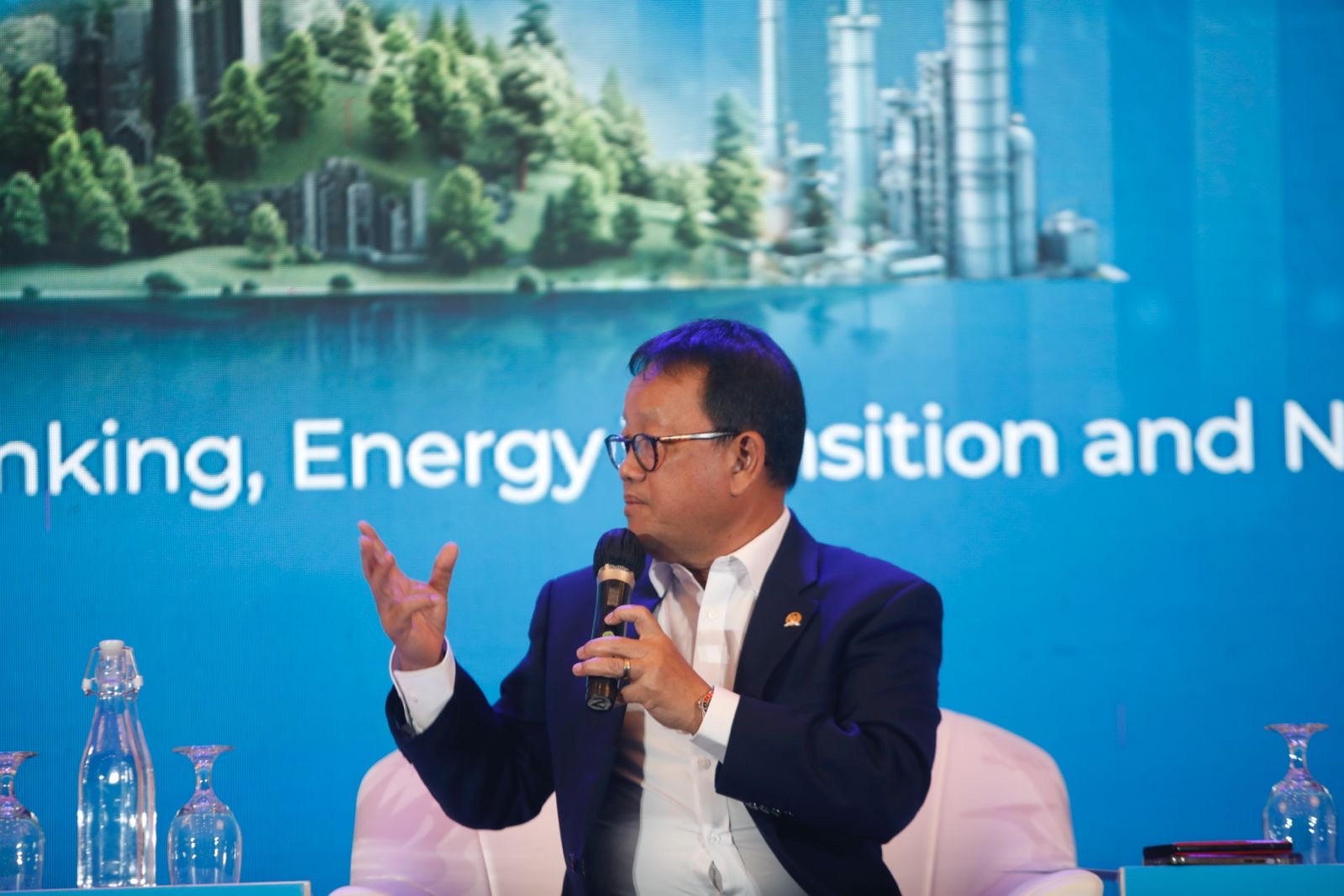 Wakil Ketua Komisi XII DPR RI, Sugeng Suparwoto, memaparkan tantangan transisi energi dalam diskusi bertajuk Embracing Sustainable Mining Practices to Build a Sustainable Future di acara KabarBursa Economic Insight (KEI) 2025 di Le Meridien, Jakarta, Rabu, 26 Februari 2025. Foto: KabarBursa/Abbas Sandji.