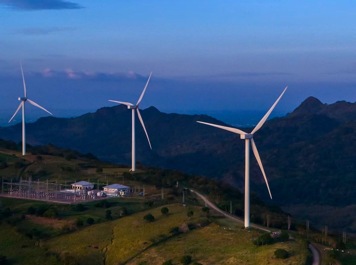 Pembangkit Listrik Tenaga Bayu (PLTB Sidrap) yang berlokasi di Kabupaten Sidenreng Rappang, Sulawesi Selatan. PLTB ini merupakan pembangkit listrik tenaga angin pertama dan terbesar di Indonesia, dengan kapasitas 75 MW yang berasal dari 30 turbin angin, masing-masing berkapasitas 2,5 MW. Foto: Instagram @mrusiandi.