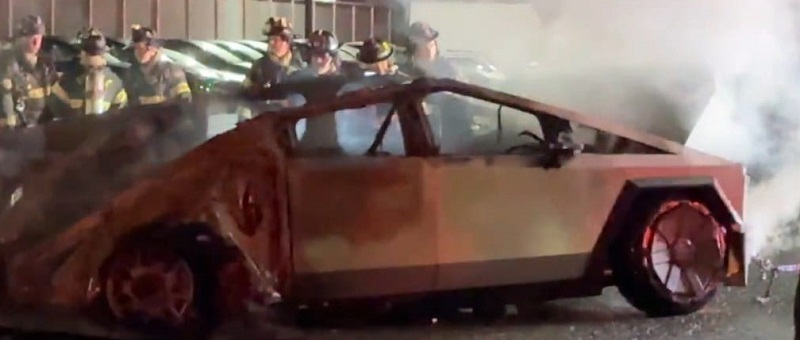 Mobil Tesla yang hangus terbakar di AS. (Foto: X)
