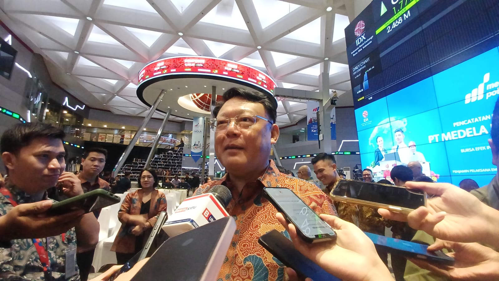 Direktur Utama PT Madela Potentia Tbk atau dalam kode saham MDLA usai melantai ke pasar modal di Main Hall BEI, Jakarta pada Selasa, 15 April 2025. Foto: Kabar Bursa/Desty Luthfiani