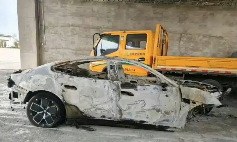 Sedan listrik Xiaomi SU7 yang menabrak pembatas pada Maret 2025. Kecelakaan yang terjadi di jalan tol Anhui ini membuat mobil terbakar hebat dan menewaskan tiga orang mahasiswi. (Foto: Carnews China)
