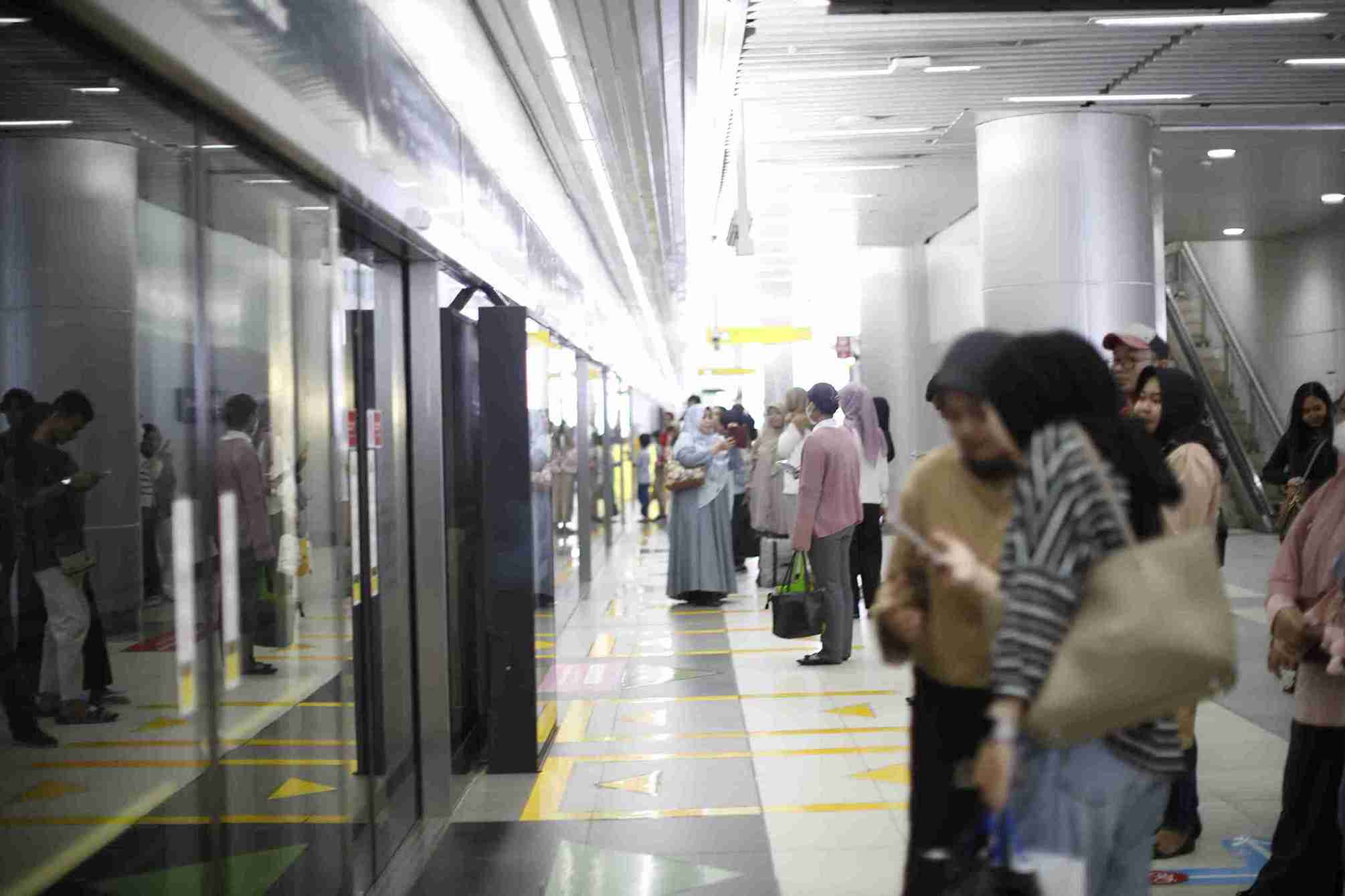 T MRT Jakarta (Perseroda) atau MRT gratiskan layanan hari ini Senin, 21 April 2025 dalam rangka memperingari hari Kartini. (Foto: Kabar Bursa/Abbas Sandji)
