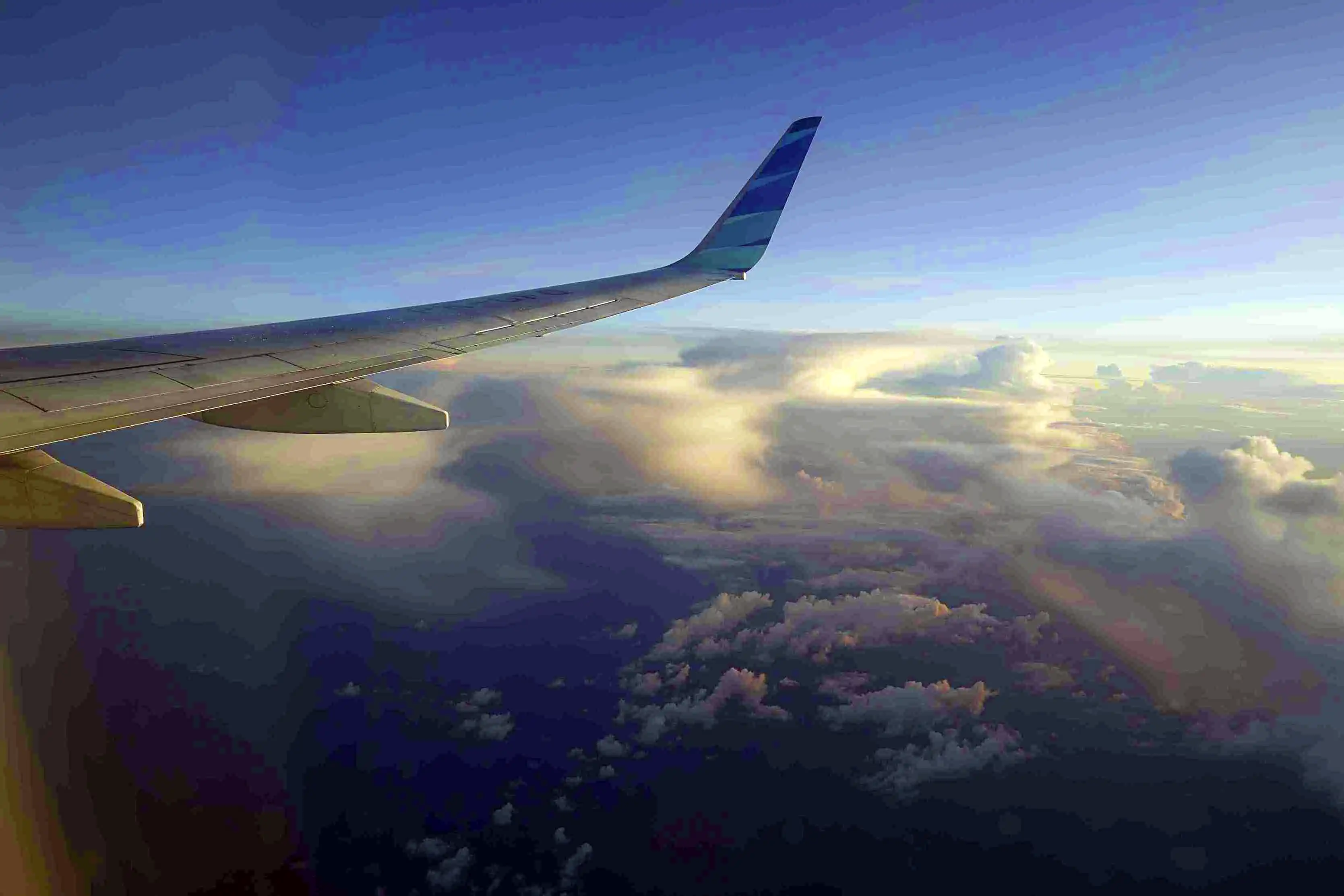 Sayap pesawat Garuda Indonesia, perusahaan pelat merah dan emiten berkode saham GIAA di sebuah landasan pacu bandara. (Foto: KabarBursa/Abbas Sandji)