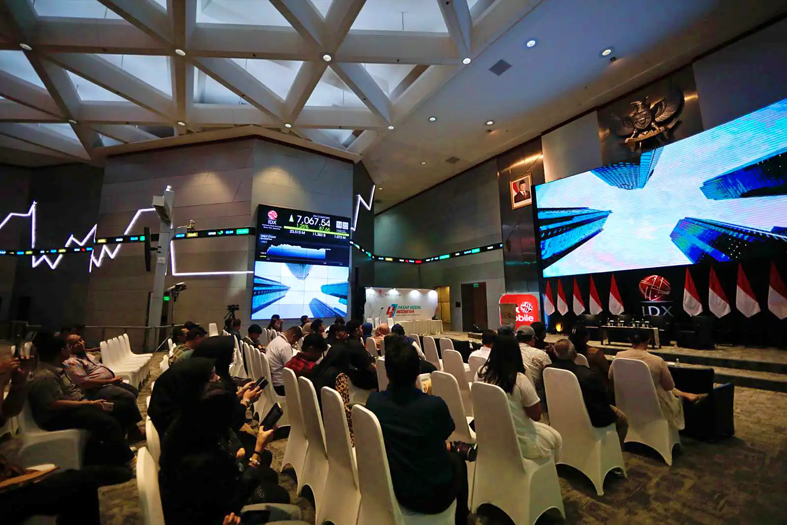 Suasana dalam main hall Bursa Efek Indonesia (BEI) yang menampilkan papan pantau utama. (Foto: KabarBursa/Abbas Sandji)