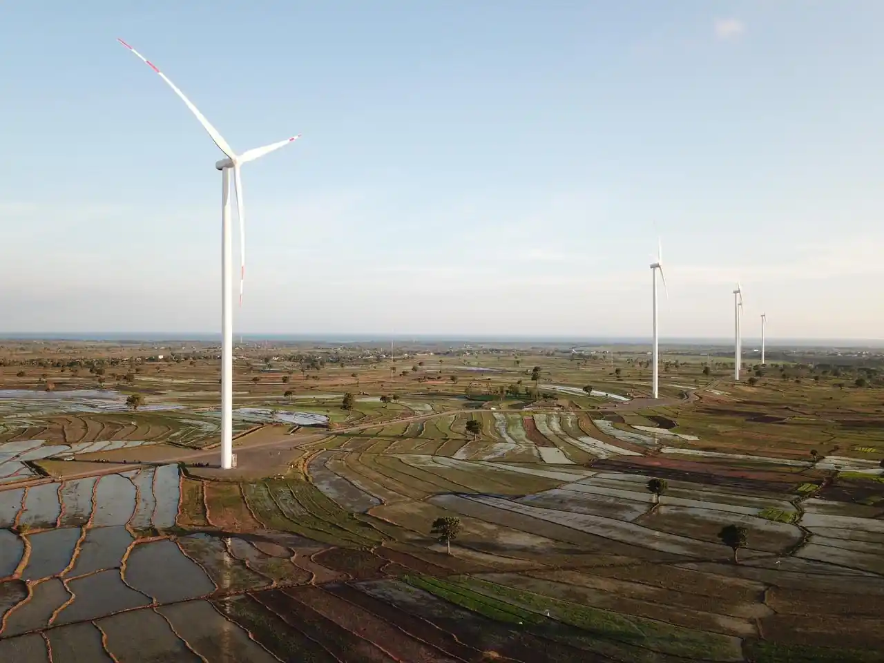 Pembangkit Listrik Tenaga Bayu (PLTB) di Sulawesi Selatan yang menjadi simbol pengembangan energi terbarukan di Indonesia. RUU EBT dinilai sarat kepentingan dan longgarkan peran PLTU. Pengamat sebut pasal bermasalah jadi celah legal energi fosil tetap berjaya. Foto: KabarBursa/Abbas Sandji.