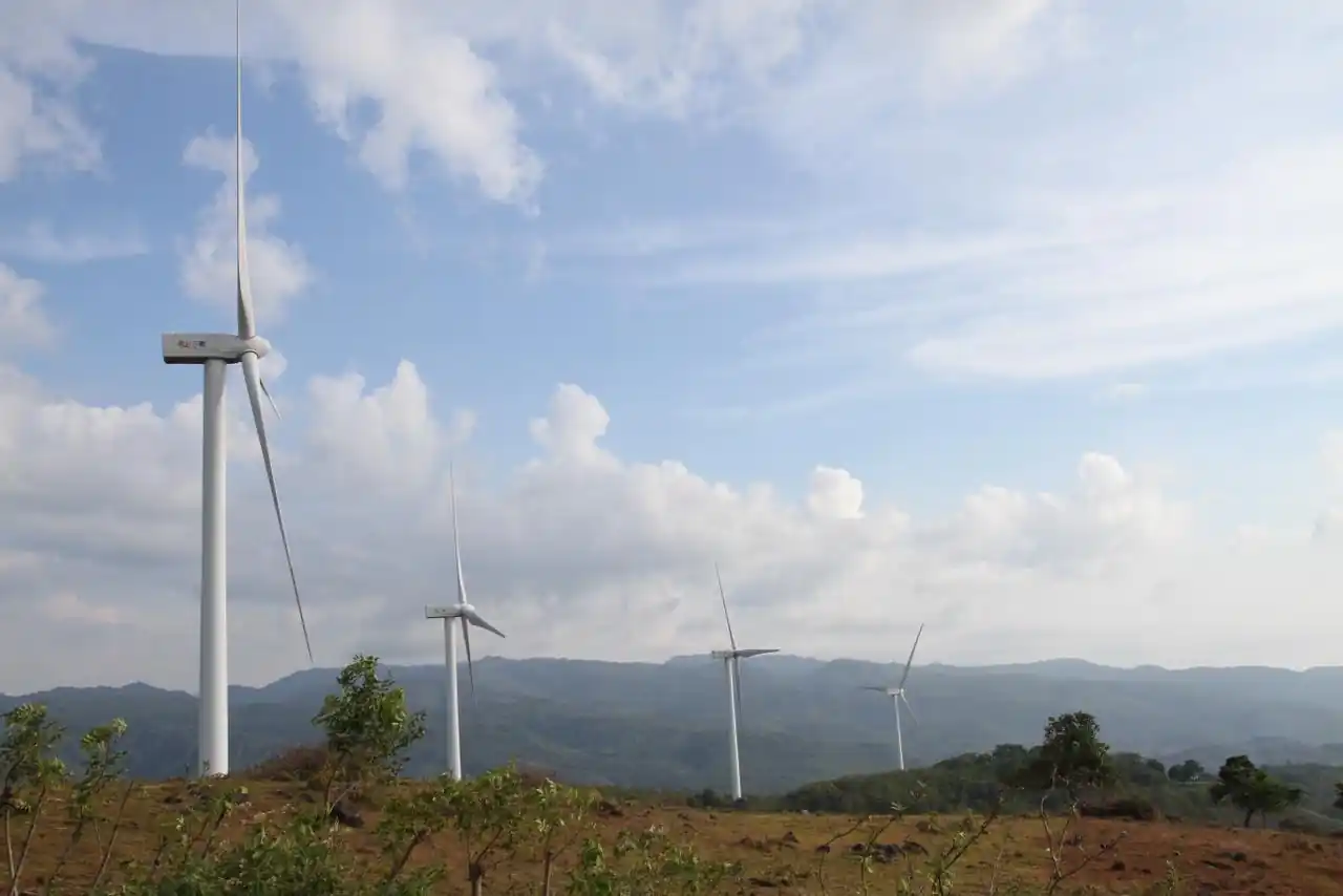Valuasi saham energi hijau seperti PGEO, HGII, dan KN bisa terdampak jika RUU EBT tak beri kepastian. Regulasi kabur buat investor was-was. Gambar dibuat oleh AI untuk KabarBursa.com.