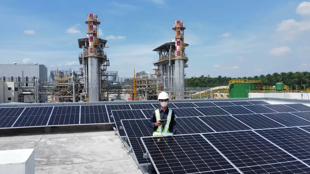 Ilustrasi: Seorang mahasiswa program GERILYA (Gerakan Listrik Tenaga Surya) Batch 2 dari Kementerian ESDM melakukan instalasi PLTS atap berkapasitas 47,5 kWp di area Pembangkit Listrik Tenaga Gas dan Uap (PLTGU) Tenayan, Riau. Foto: Dok. ESDM.