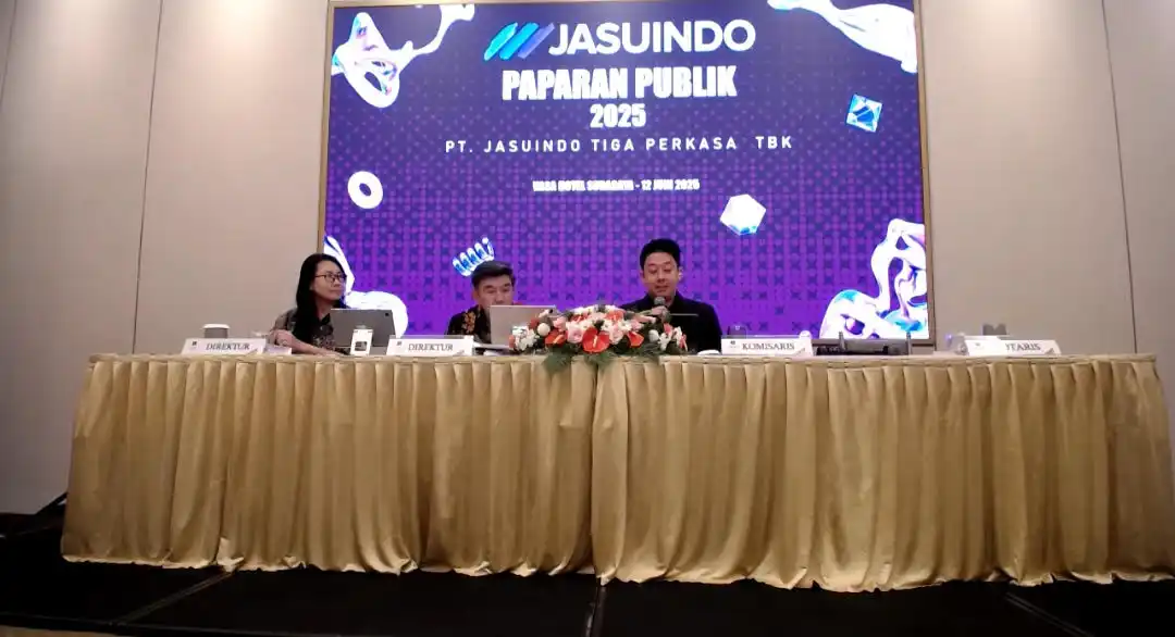 Petinggi Jasuindo Tiga Perkasa memberi keterangan pembagian dividen. Foto: Desty/KabarBursa.com