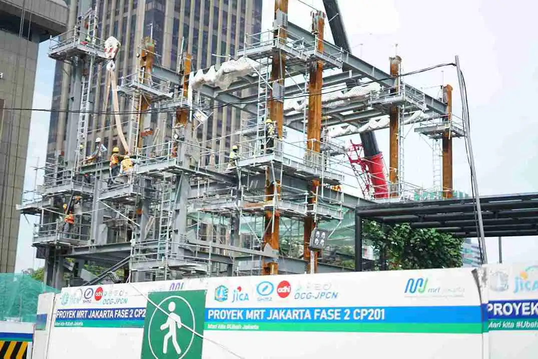 Konstruksi Pembangunan Stasiun MRT di Thamrin. Pembangunan tersebut bagian dari Proyek MRT Jakarta Fase 2 CP201. (Foto: KabarBursa/Abbas Sandji).