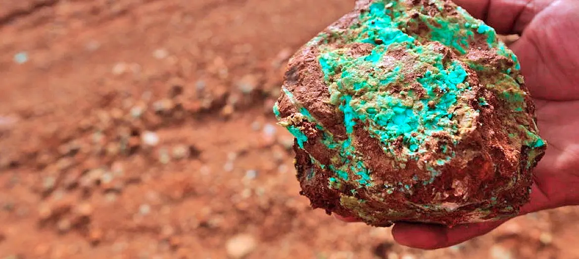 Ilustrasi: Bongkahan tanah yang mengandung mineral nikel (Foto: Dok. Antam)