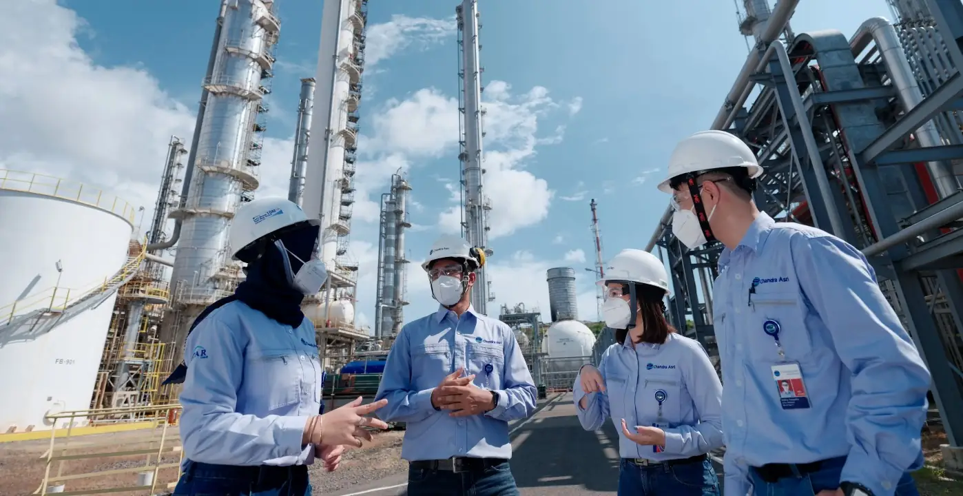 Karyawan Chandra Asri berdiskusi di area pabrik petrokimia sebagai bagian dari upaya inovasi dan pengembangan industri. (Foto: Dok. Chandra Asri)