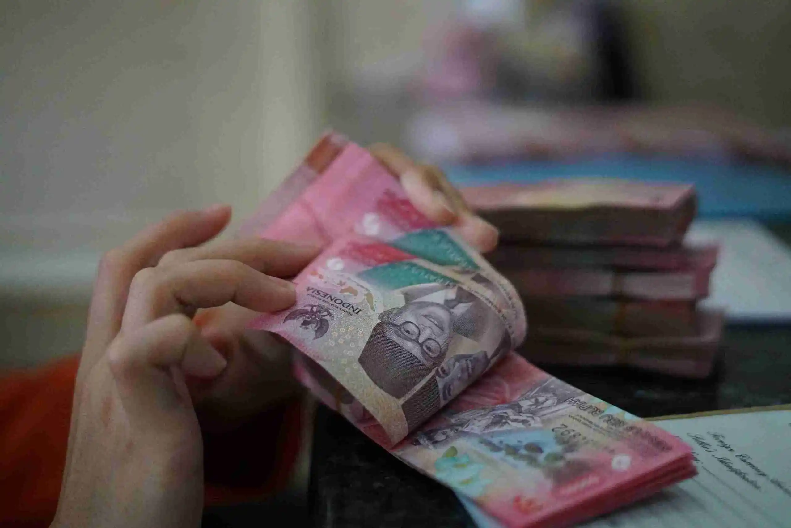 Ilustrasi tekanan rupiah dan inflasi. (Foto: KabarBursa.com/Abbas Sandji)