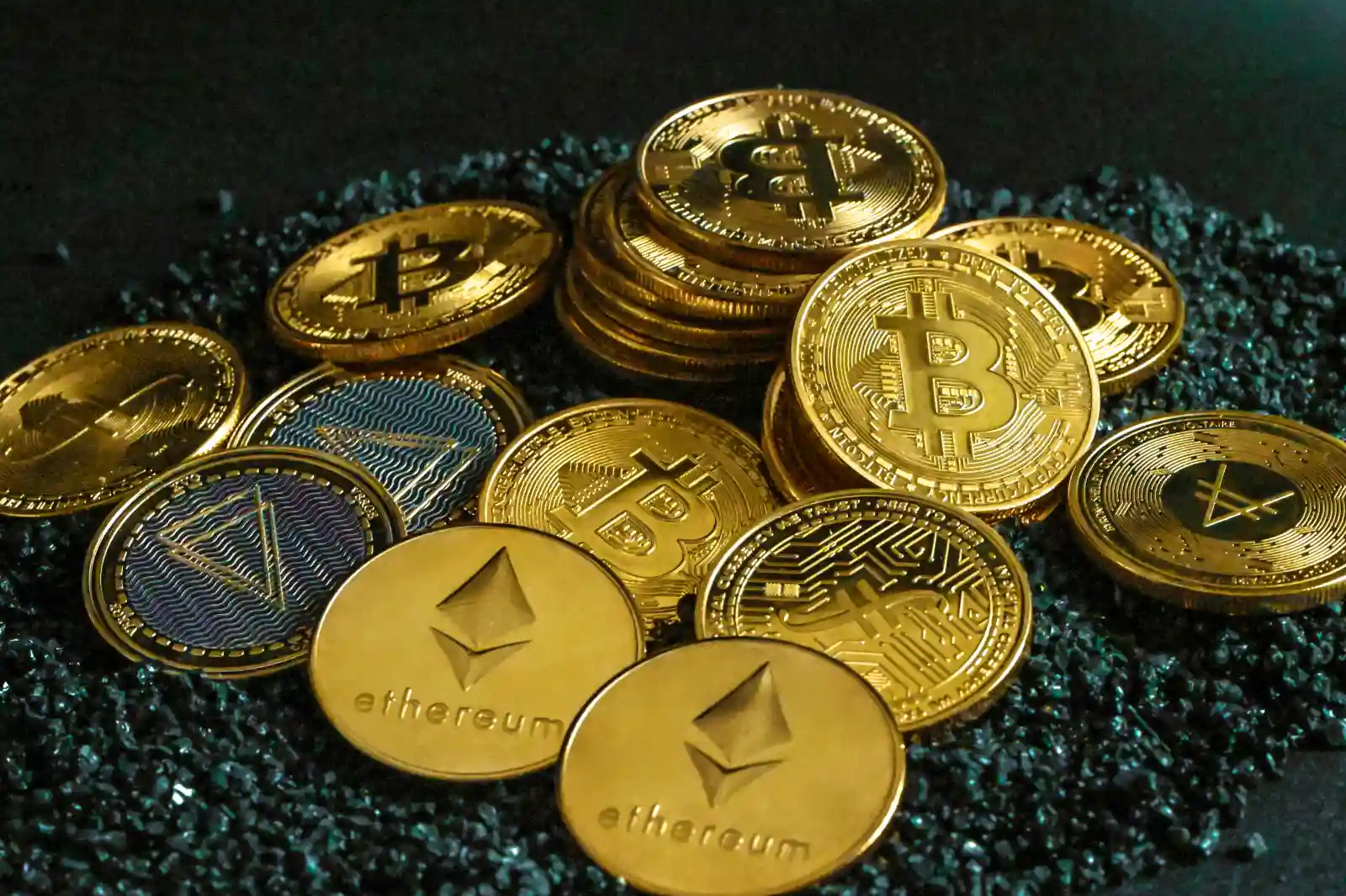 Ilustrasi: Beragam jenis mata uang kripto (cryptocurrency) dalam bentuk koin. (Foto: Unsplash/Traxer)