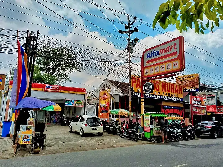 Salah satu gerai Alfamart. (Foto: Wikimedia Commons)