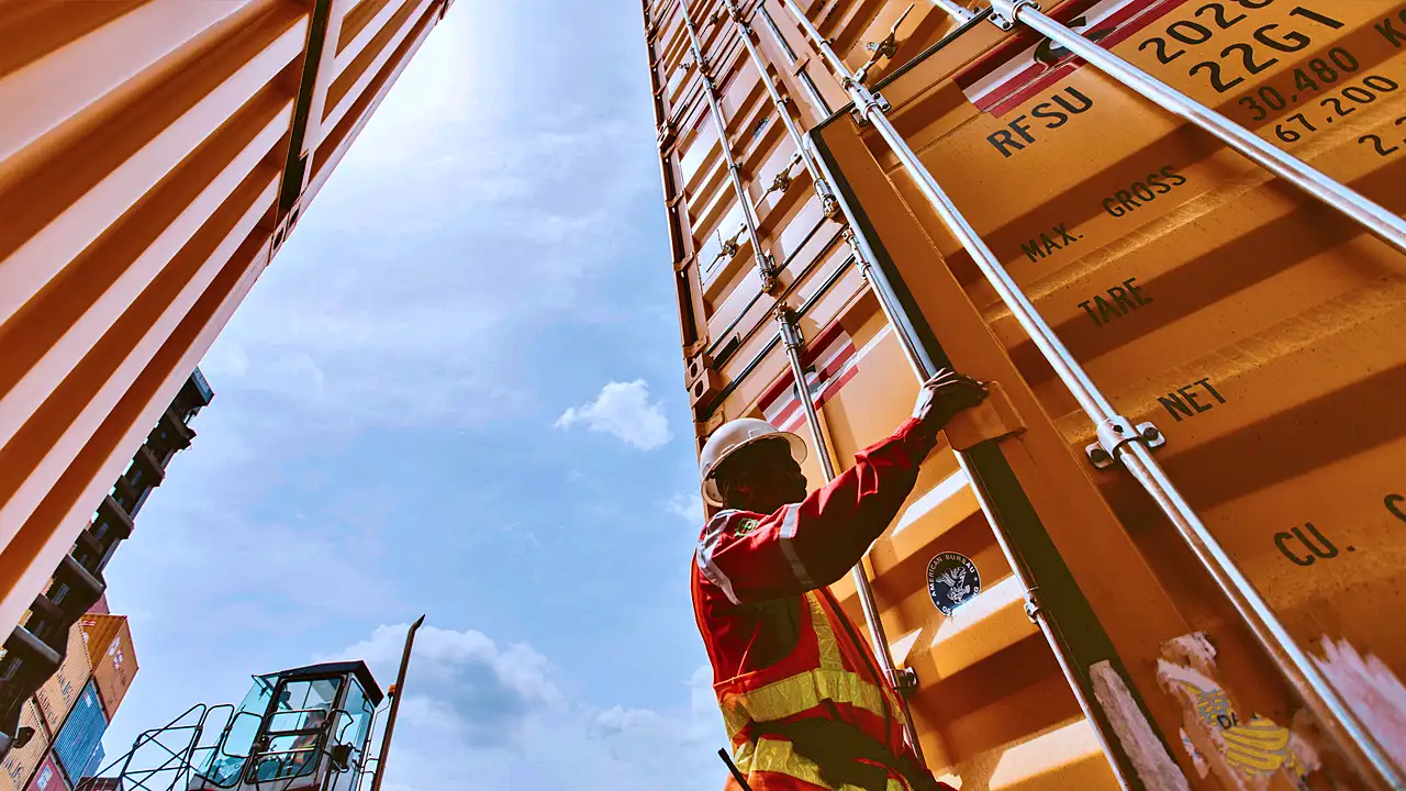 Seorang pekerja Samudera Indonesia (SMDR) berdiri di antara kontainer. (Foto: Dok. Samudera)
