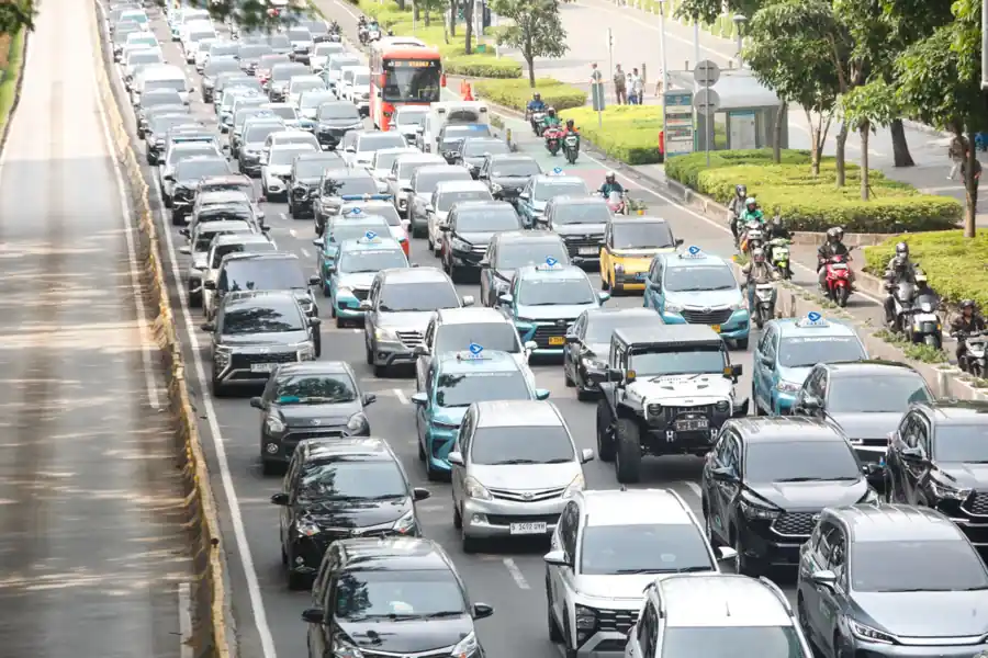 Kemacetan lalu lintas di Jalan Sudirman, Jakarta, saat jam sibuk siang hari. Tingginya penggunaan kendaraan pribadi menjadi tantangan dalam upaya dekarbonisasi sektor transportasi dan pengembangan transportasi publik rendah emisi. Foto: KabarBursa/Abbas Sandji.
