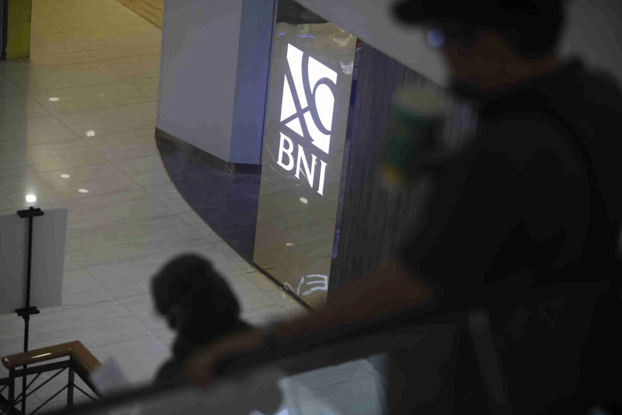 Pengunjung melintas di depan gerai BNI FX Sudirman, Jakarta. Foto: dok KabarBursa.com