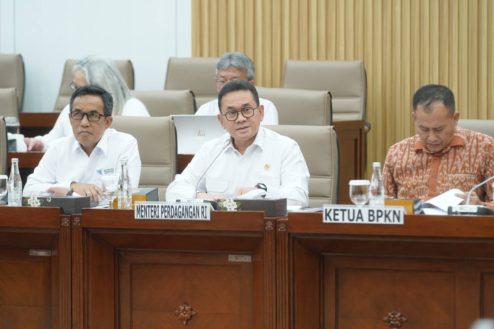 Menteri Perdagangan, Budi Santoso (tengah) saat menghadiri rapat di Gedung DPR (foto: Kemendag)