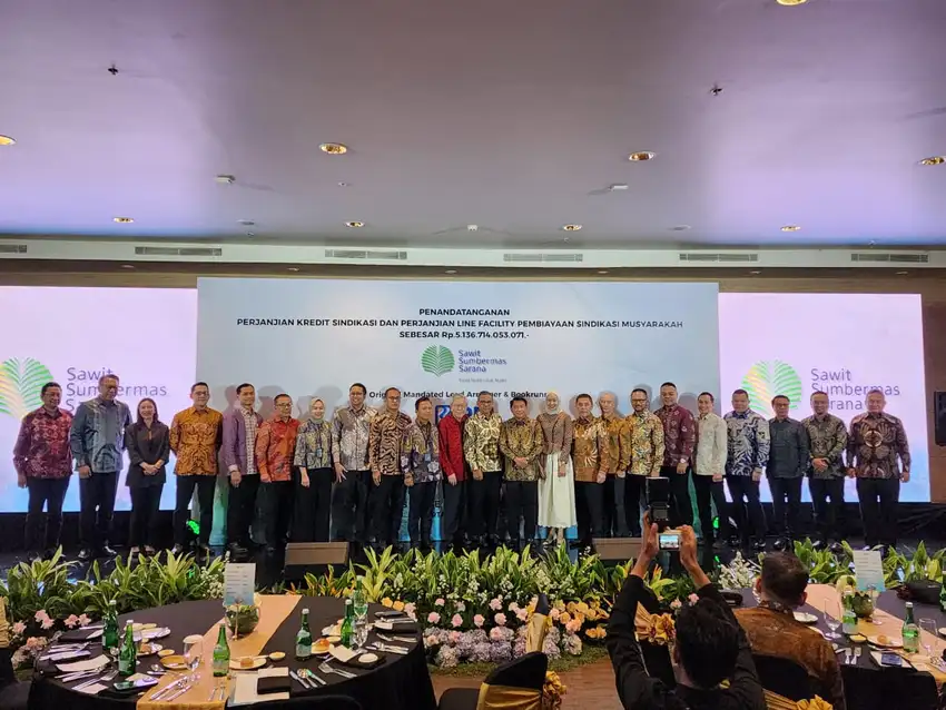 Jajaran direksi PT Sawit Sumbermas Sarana Tbk atau dalam kode saham SSMS dan jajaran perwakilan BRI, PT Bank Negara Indonesia Tbk (BBNI), PT Bank Syariah Indonesia Tbk (BRIS/BSI), Lembaga Pembiayaan Ekspor Indonesia (LPEI), PT Bank Woori Saudara Indonesia 1906 Tbk (SDRA), PT Bank Maybank Indonesia Tbk (BNII), dan PT Allo Bank Indonesia Tbk (BBHI). Dok. SSMS