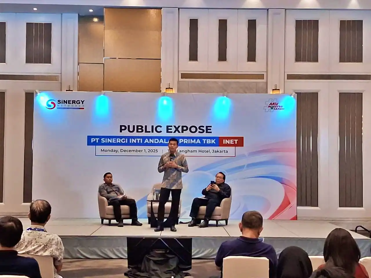 Dari kiri ke kanan Komisaris Utama  INET Saripudin, Direktur Utama  Muhammad Arif dan Komisaris Independen :Cahyana Ahmad Jayadi saat paparan kinerja PT Sinergi Inti Andalan Prima Tbk (INET) Senin, 1 Desember 2025. (Foto: Dok. Sinergi Inti Andalan Prima)