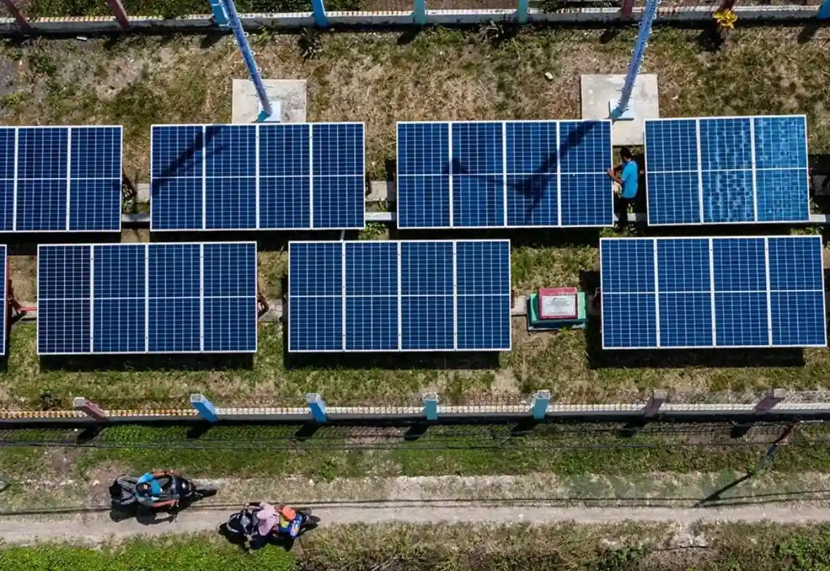 IESR menilai program 1 desa 1 megawatt PLTS perlu kesiapan SDM dan aktivitas ekonomi agar listrik surya desa tidak berujung mangkrak. Foto: IG @pertamina