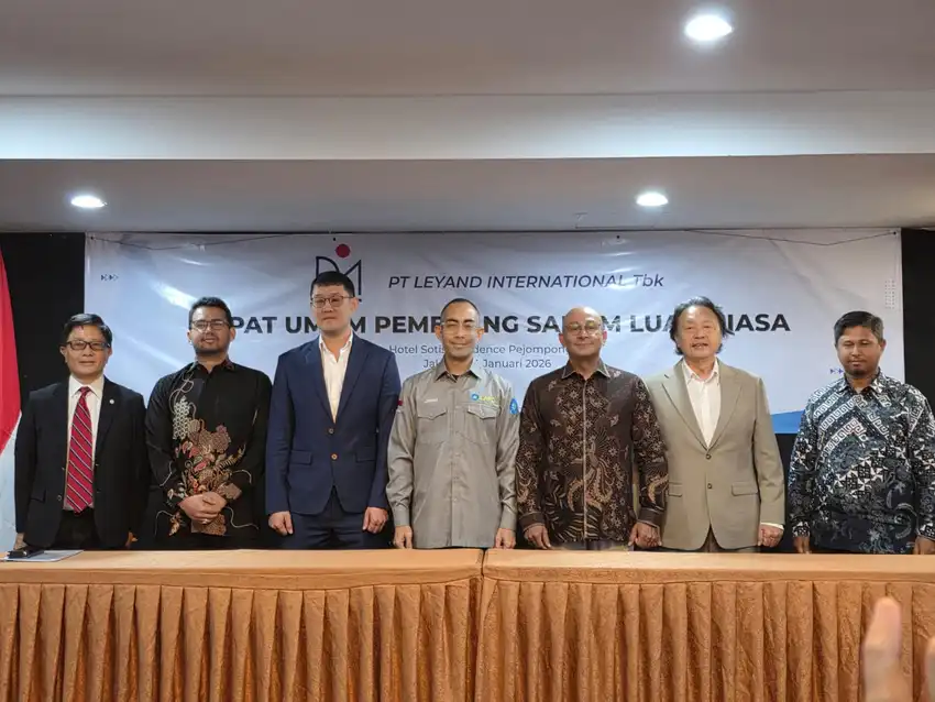 Dari kiri ke kanan. Jajaran Direksi dan Komisaris baru PT Leyand International Tbk (LAPD) setelah masuknya PT JSI Sinergi Mas sebagai pengendali: Direktur Bambang Rahardja Burhan, Achmad Rifky, Hong Shieh Yung, Travis dan Direktur Utama: Jamal Abdul Nasir Bamadhaj, lalu Jajaran Komisaris yaitu Sayid Muhammad Riyadh Komisaris Utama, Tan Siok Sing Komisaris dan Komisaris Independen Thauriq Anwar. Dok LAPD