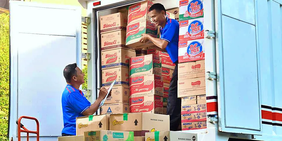 Aktivitas para pekerja Indofood yang tengah memindahkan dos produk-produk Indofood dari dalam truk. (Foto: Dok. Indofood)