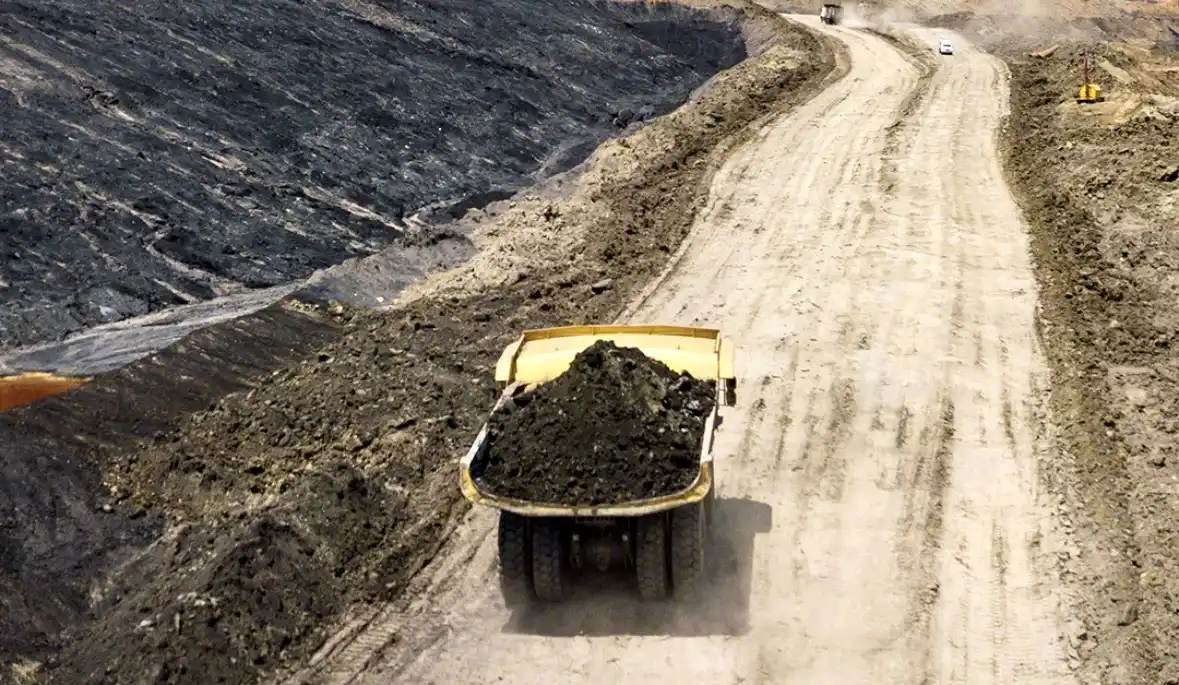 Penurunan target produksi batu bara 2026 menjadi 600 juta ton perlu diselaraskan dengan kebijakan transisi energi dan peningkatan bauran energi terbarukan. Foto: IG @bukitasamptba