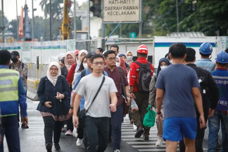 Fitch turunkan outlook Indonesia ke negatif. Risiko fiskal, defisit, dan arus modal jadi sorotan meski peringkat utang tetap di level BBB. Foto: Dok. KabarBursa