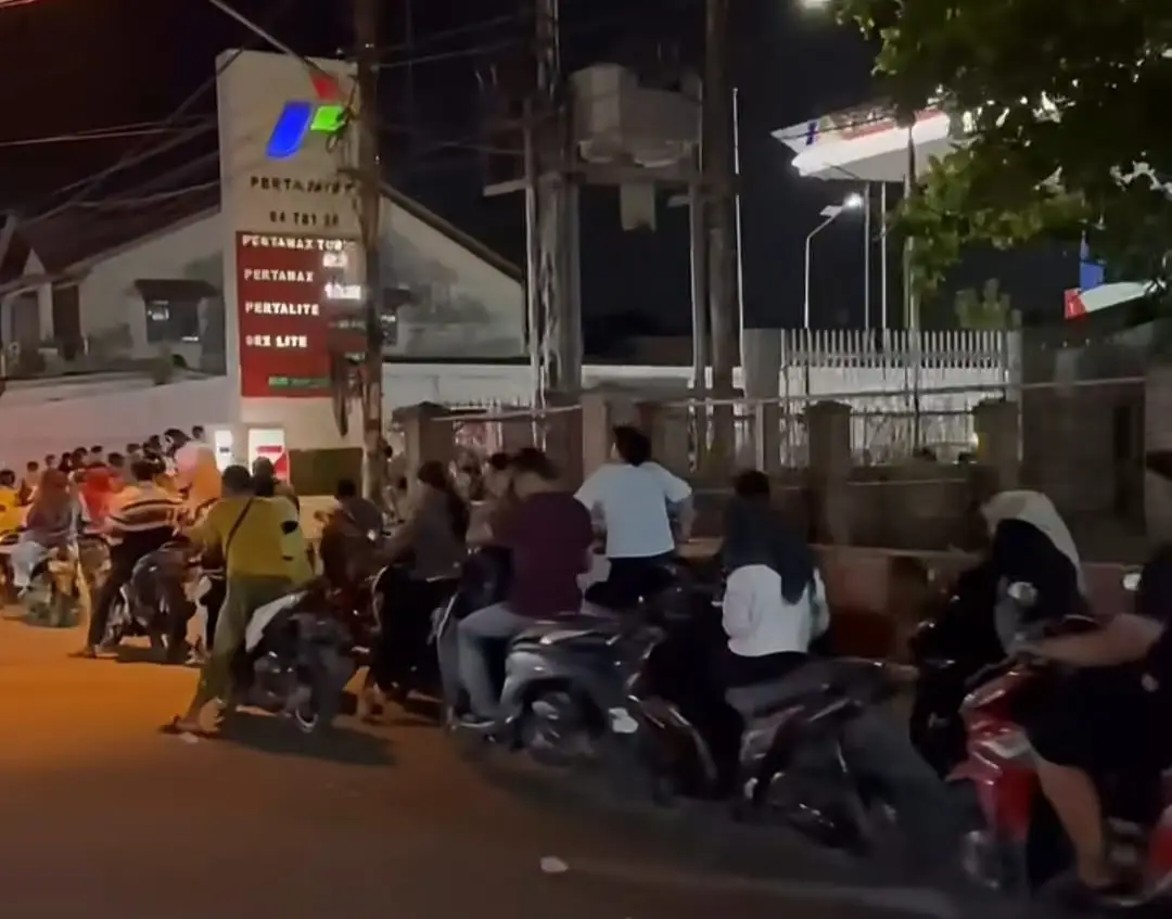 Warga Pontianak, Kalimantan Barat mengeluh antre BBM sampai 4 jam. Foto: Instagram/@dailypontianak