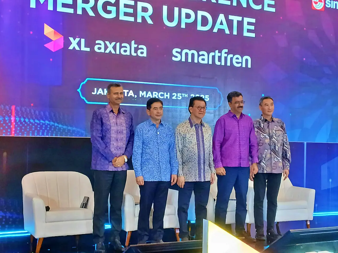 Konferensi pers penggabungan atau merger PT XL Axiata Tbk dan PT Smartfren Telecom Tbk menjadi PT XLSmart Telecom Sejahtera Tbk (EXCL) di Jakarta. (Foto: Kabarb