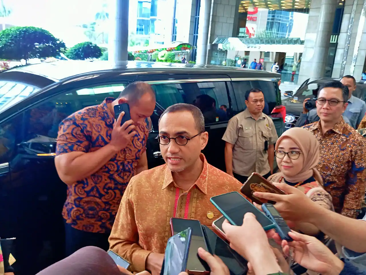 Konferensi pers Kepala Eksekutif Pengawas Pasar Modal, Keuangan Derivatif, dan Bursa Karbon OJK, Hasan Fawzi di Gedung BEI, Jakarta pada Kamis, 2 April 2026. (Foto: Kabarbursa.com/Desty Luthfiani)