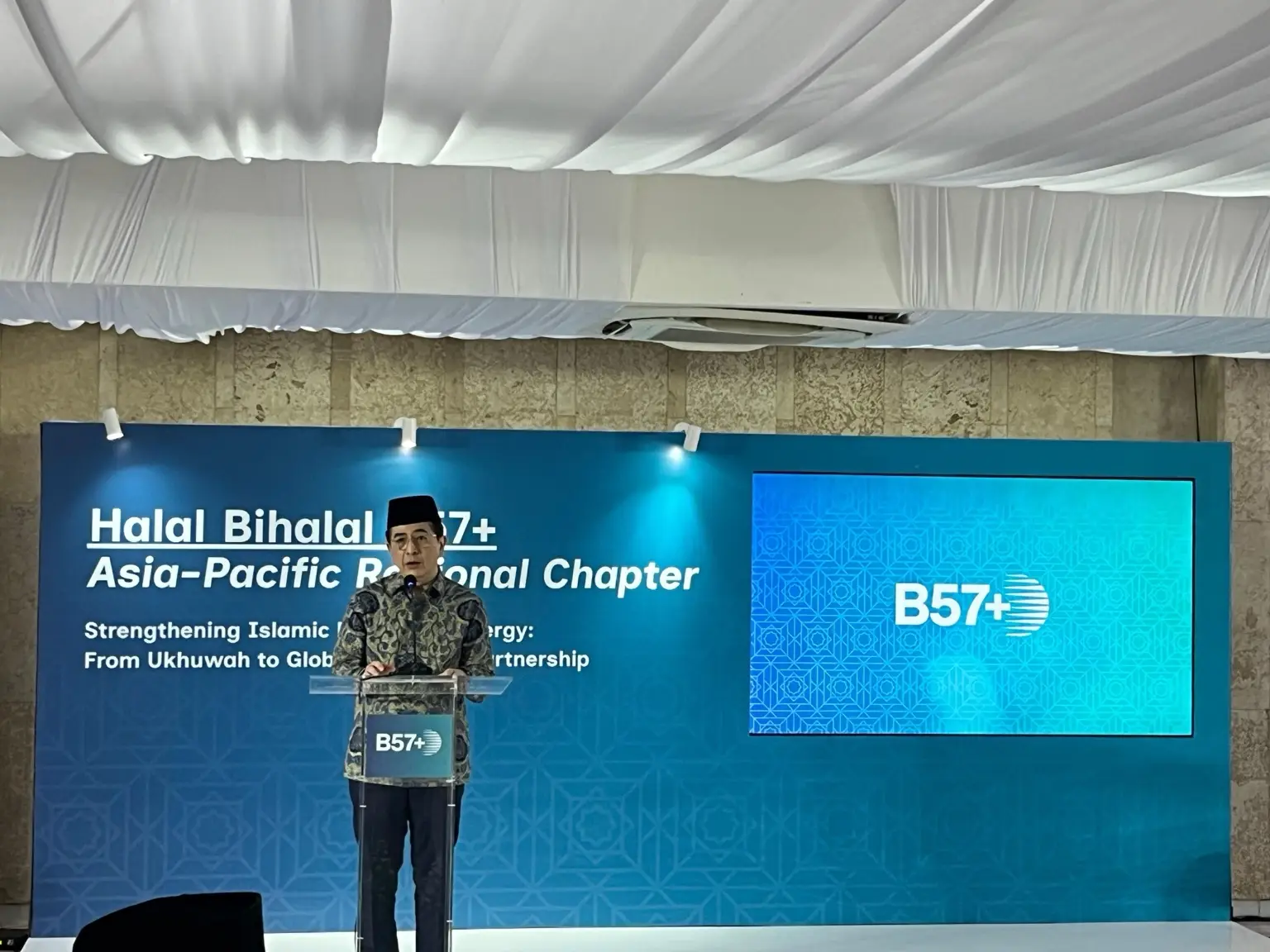 Ketua Umum B57+ Asia-Pacific Chapter Arsjad Rasjid memberikan sambutan pada acara Halal Bihalal B57+ Asia-Pacific Regional Chapter di Masjid Istiqlal, Jakarta Pusat, Rabu, 22 April 2026. Kegiatan ini menjadi bagian dari upaya memperkuat kolaborasi bisnis lintas negara dalam kerangka B57+ yang mendorong integrasi ekonomi dunia Islam. Foto: Alpin Pulungan/KabarBursa