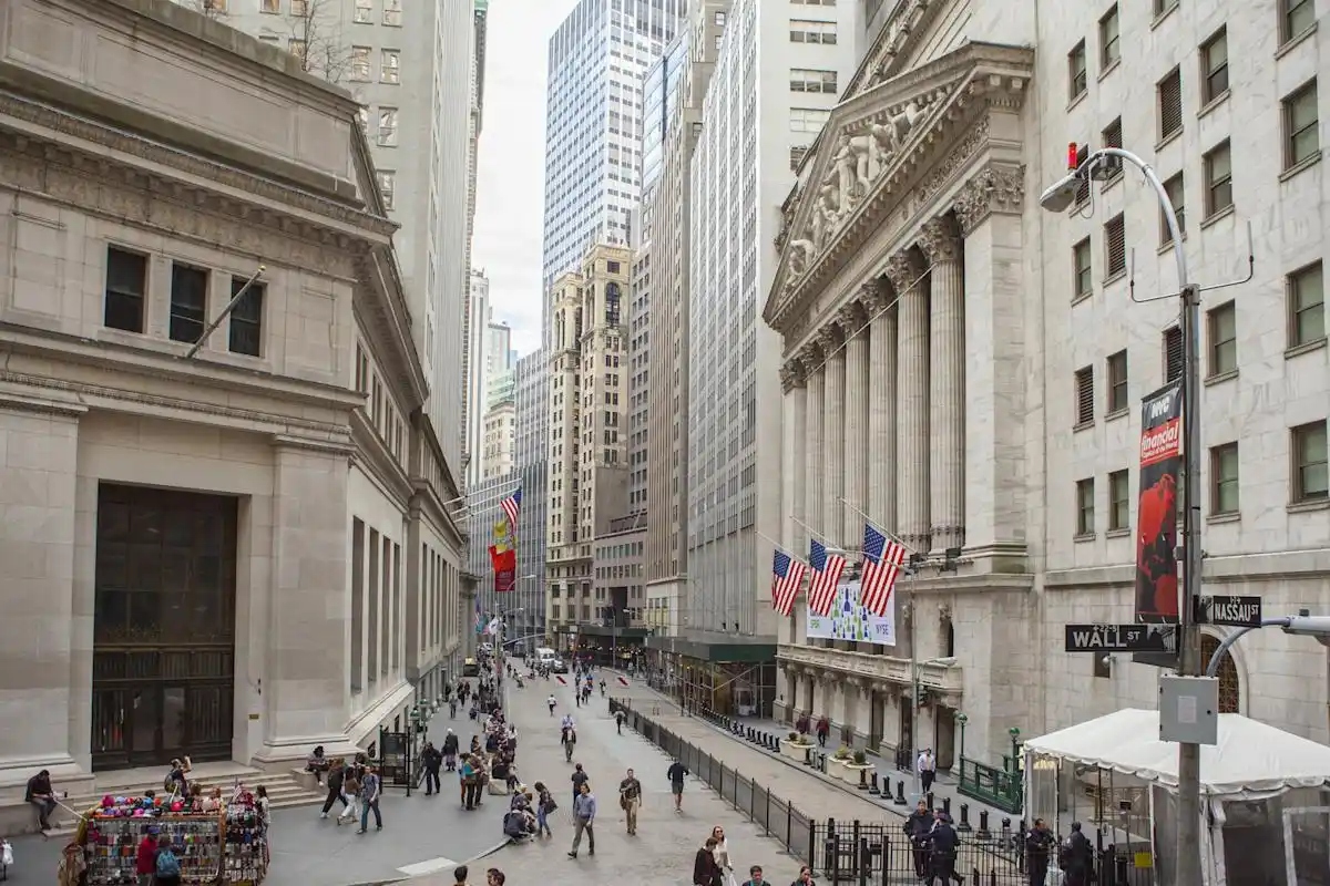 Wall Street menutup pekan dengan melanjutkan reli panjang. Namun pekan depan menjadi ujian terberat, di mana pasar akan memperhatikan keputusan the Fed dan laporan kinerja emiten teknologi besar. (Foto: New York City)