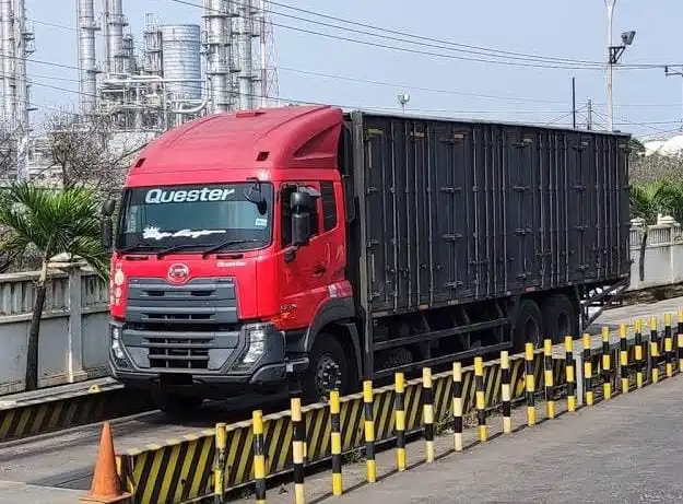 Pengamat soroti kenaikan harga BBM nonsubsidi bagi industri logistik. Adopsi kendaraan listrik jadi solusi tekan biaya operasional? Foto: Astra UD Trucks