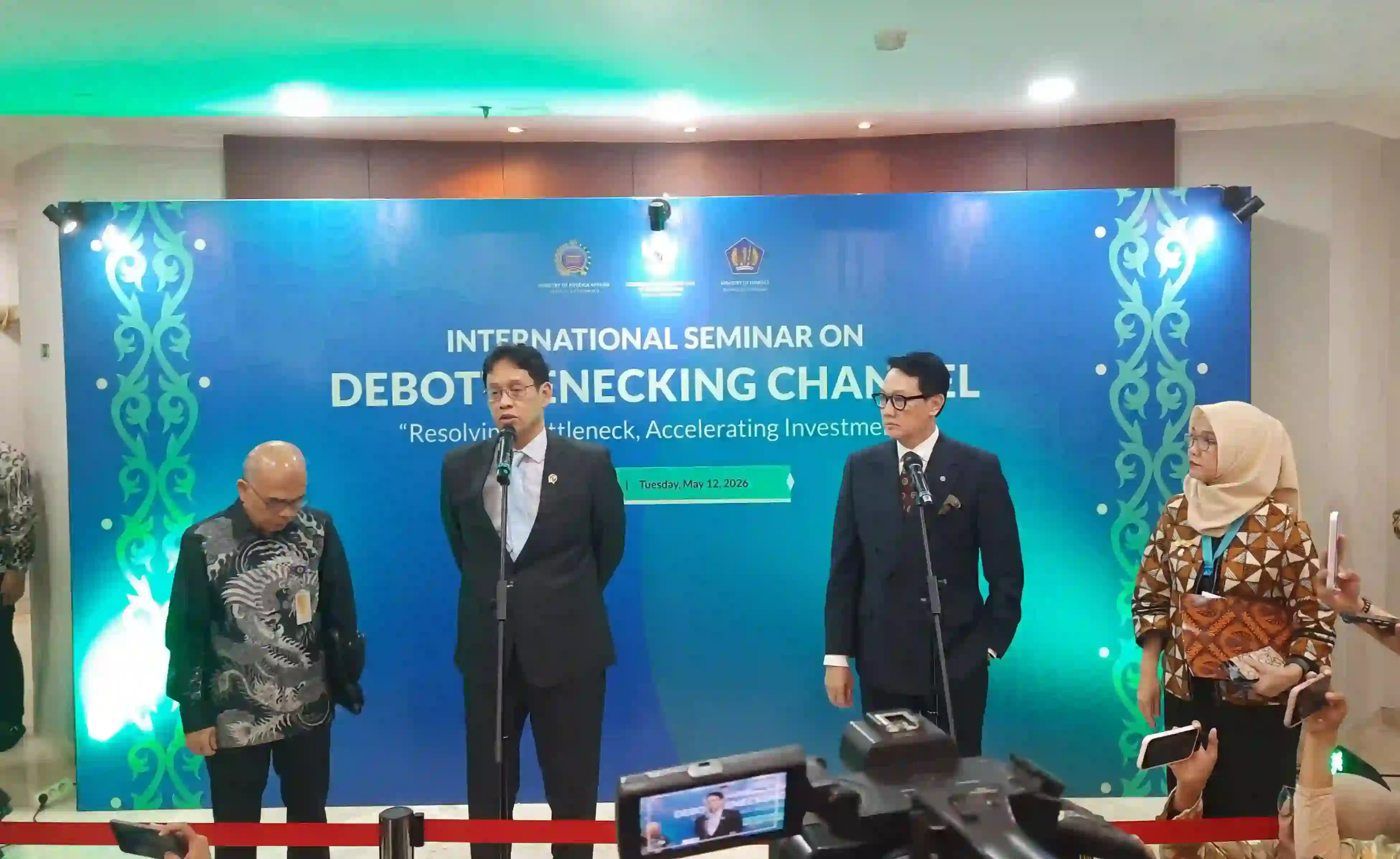 Menteri Keuangan Purbaya Yudhi Sadewa (dua dari kiri) dan Wakil Menteri Luar Negeri Arif Havas Oegroseno (dua dari kanan) ungkap hambatan investasi di Indonesia yang bisa diadukan ke Task Force Debottlenecking, Selasa 12 Mei 2026. Foto: KabarBursa.com/Harun