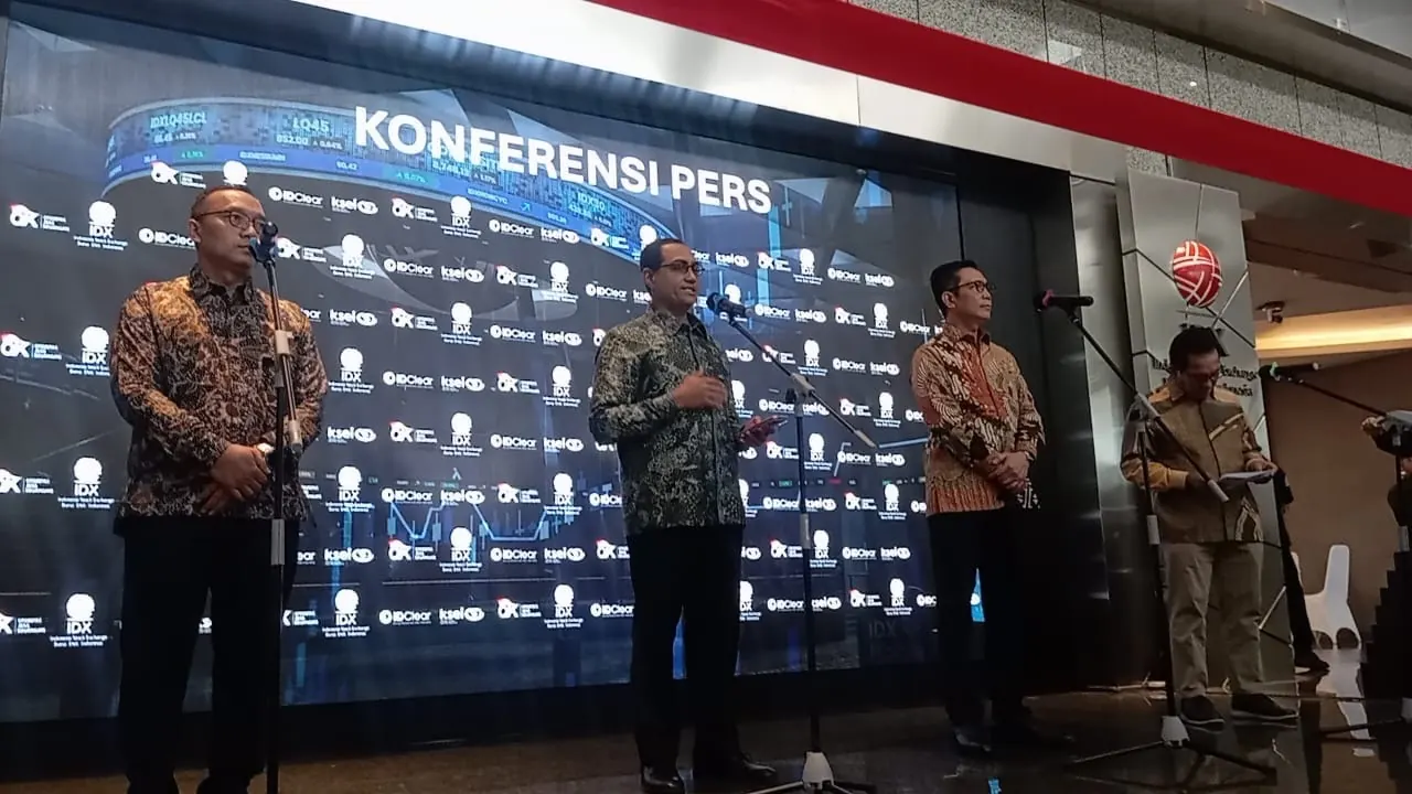 Dari kiri, Direktur Utama PT Kliring Penjamin Efek (KPEI) Iding Pardi, Kepala Eksekutif Pengawas Pasar Modal, Keuangan Derivatif, dan Bursa Karbon OJK Hasan Fawzi, Pjs Direktur Utama BEI Jeffrey Hendrik dan Direktur Utama PT Kustodian Sentral Efek Indonesia (KSEI) Samsul Hidayat saat melakukan konferensi pers merespons review indeks global Morgan Stanley Capital International (MSCI) di Gedung BEI, Jakarta pada Rabu, 13 Mei 2026. Foto: Desty Luthfiani/KabarBursa.com