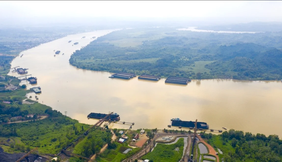 Aktivitas logistik pengangkutan batubara di perairan Kalimantan Timur yang dijalankan PT Layar Lintas Jaya (LLJ), anak usaha PT Harum Energy Tbk. Layanan tugboat dan tongkang LLJ berperan dalam distribusi komoditas dari area tambang menuju kapal berkapasitas besar untuk pasar ekspor. Foto: Dok. Harum Energy