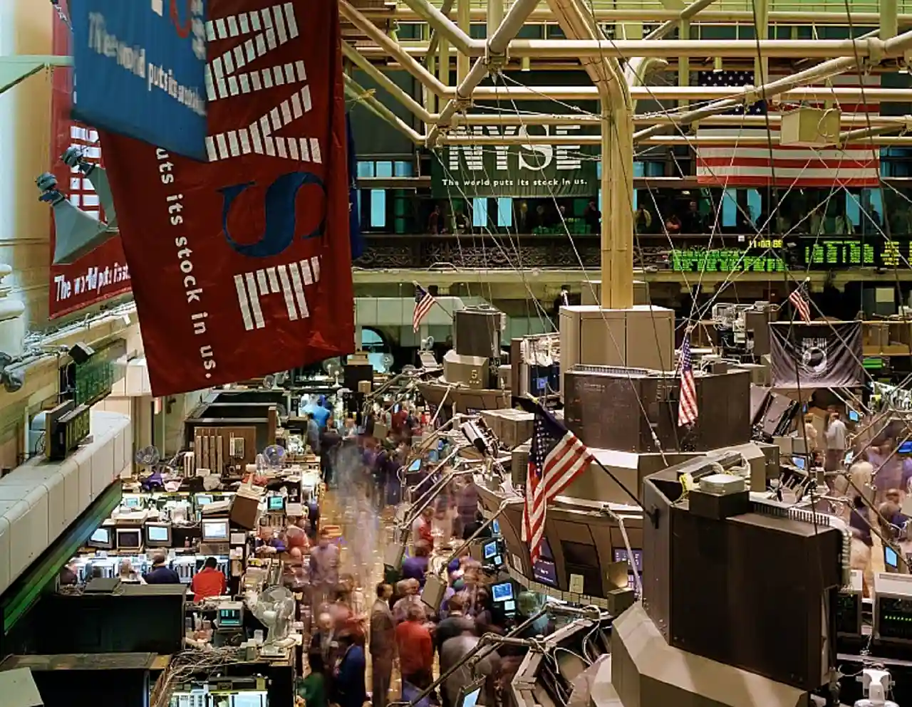 Ilustrasi: Suasana New York Stock Exchange (NYSE) atau populer sebagai Wall Street. (Foto: Public Domain Pictures)