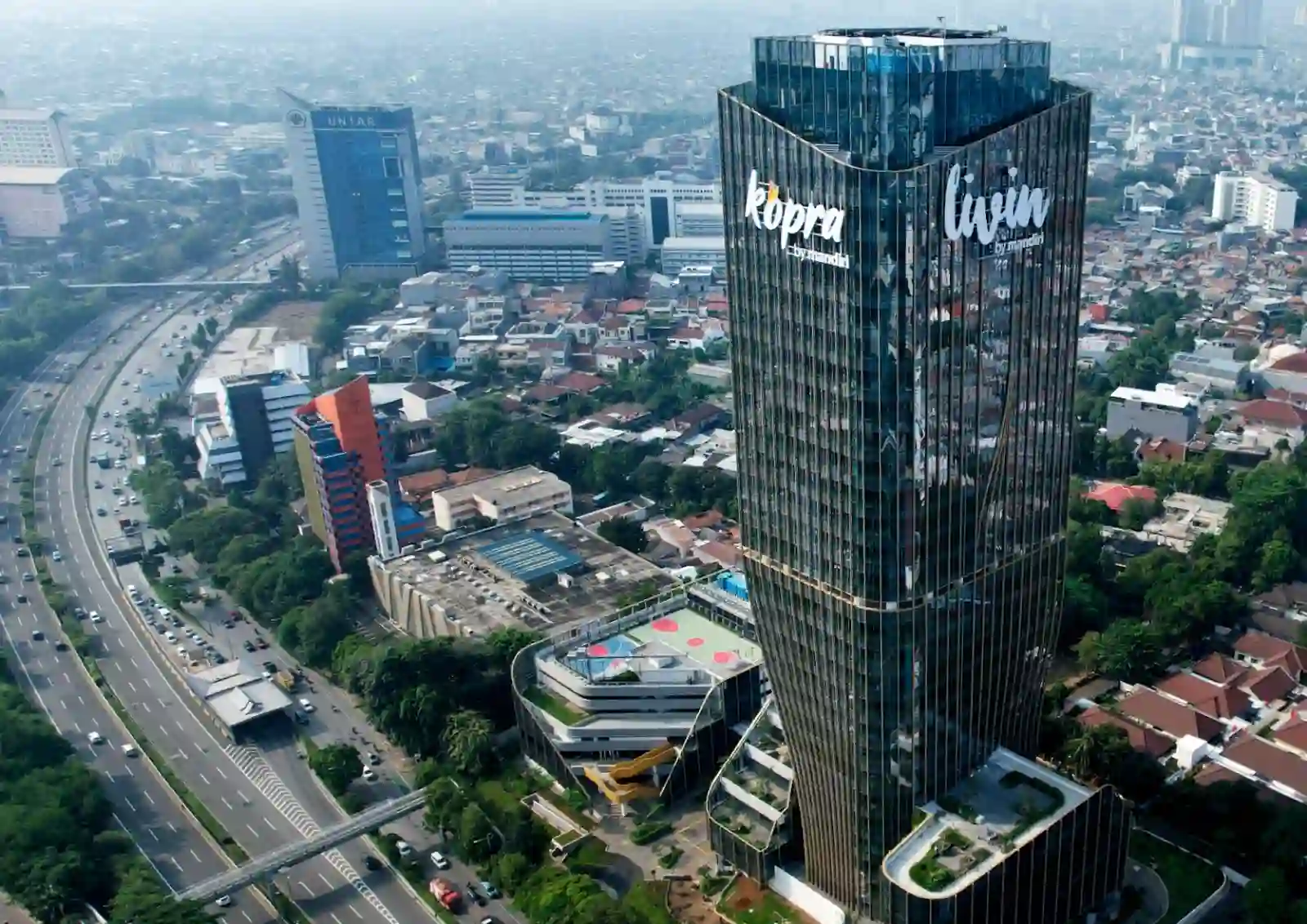 BMRI tetap menghadapi tekanan margin. NIM turun 26 basis poin menjadi 4,3 persen akibat penurunan asset yield sebesar 64 basis poin. (Foto: dok Bank Mandiri)