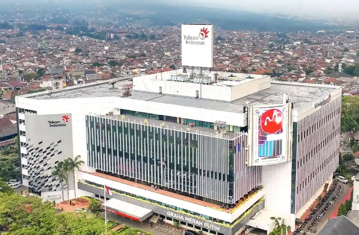 TLKM mencatat laba bersih Rp4,3 triliun pada kuartal I 2026. Analis menilai target tahunan masih realistis ditopang ARPU dan aset digital. Foto: IG @telkomindonesia.