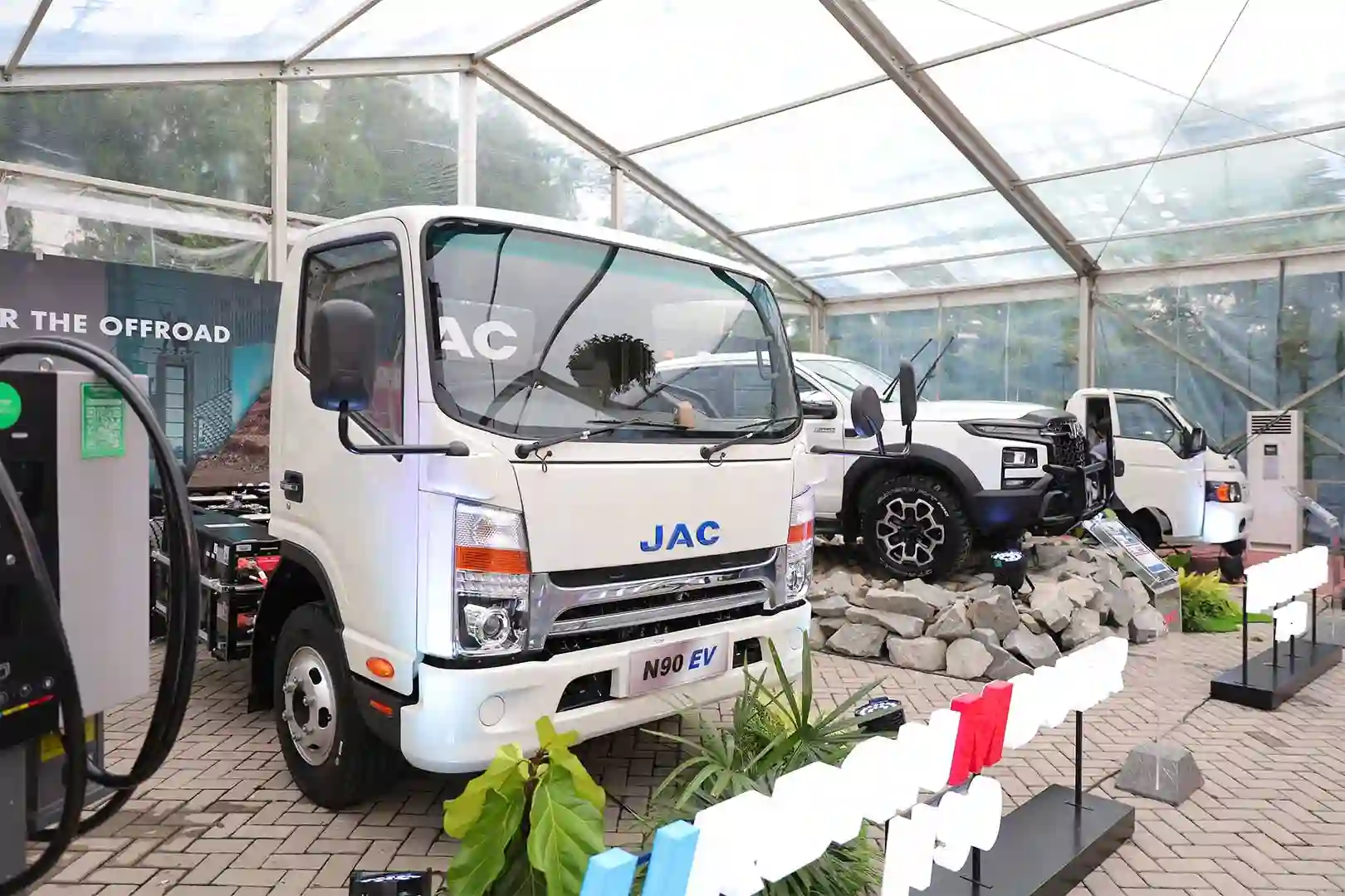 Dewan Energi Nasional (DEN) sebut dampak dan tantangan elektrifikasi truk dalam kurangi subsidi BBM hingga emisi. Foto: dok. Indomobil