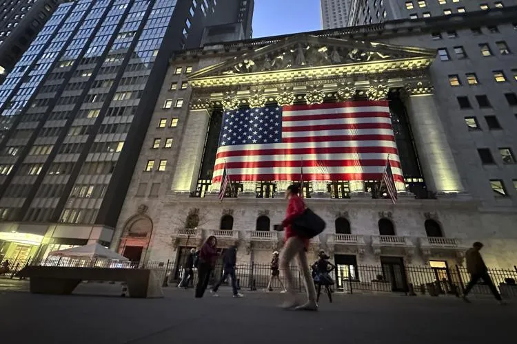 Wall Street melemah setelah The Fed memberi sinyal suku bunga masih berpeluang naik, memicu kekhawatiran investor global. Foto: Peter Morgan.