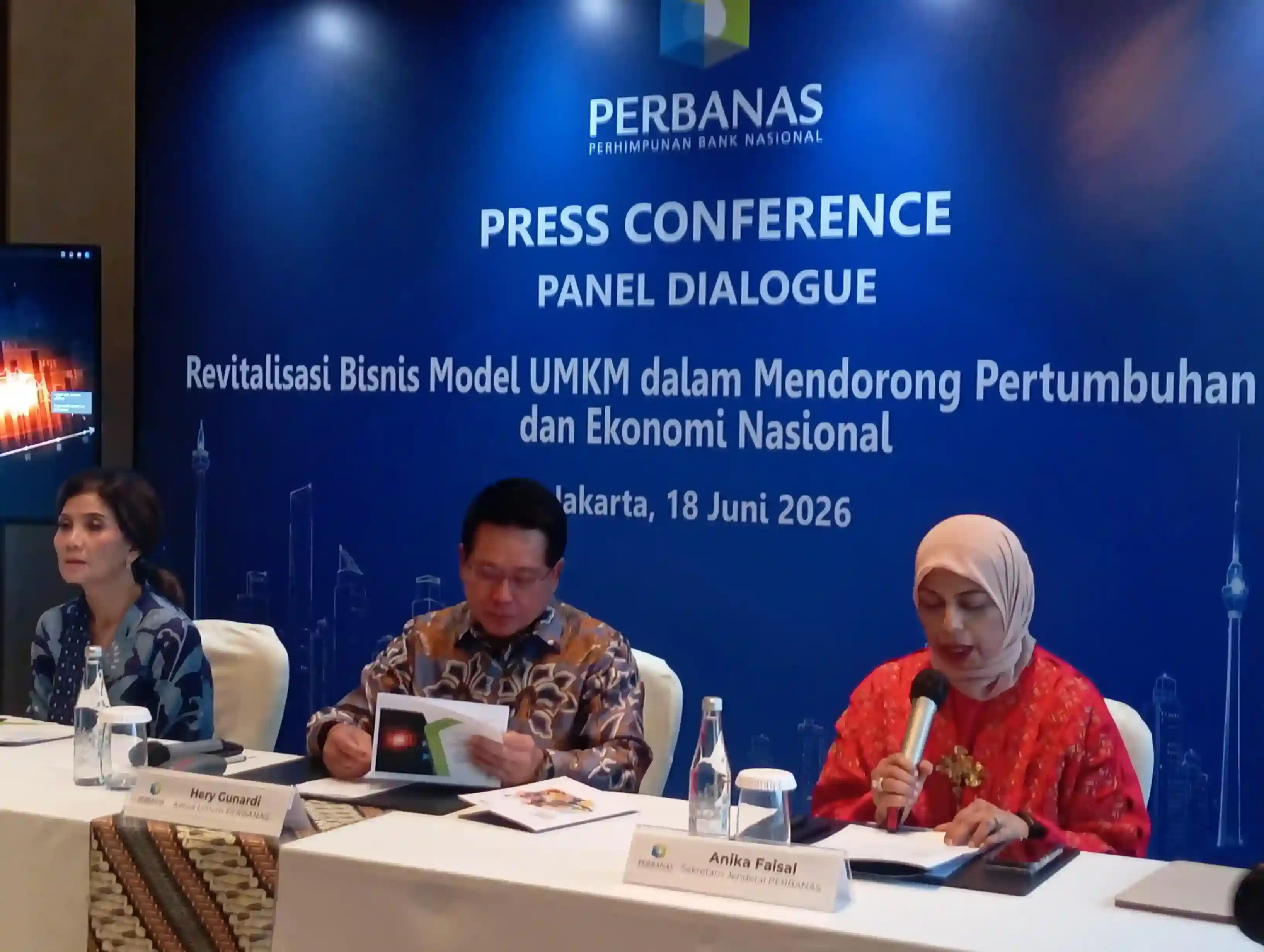 Dari kiri: Ketua Bidang Riset & Kajian Ekonomi & Perbankan PERBANAS Aviliani, Ketua Umum PERBANAS Hery Gunardi dan Sekretaris Jenderal PERBANAS Anika Faisal saat melakukan konferensi pers di Jakarta pada Rabu, 18 Juni 2026. (Foto: Dok.Desty Luthfiani/KabarBursa.com)