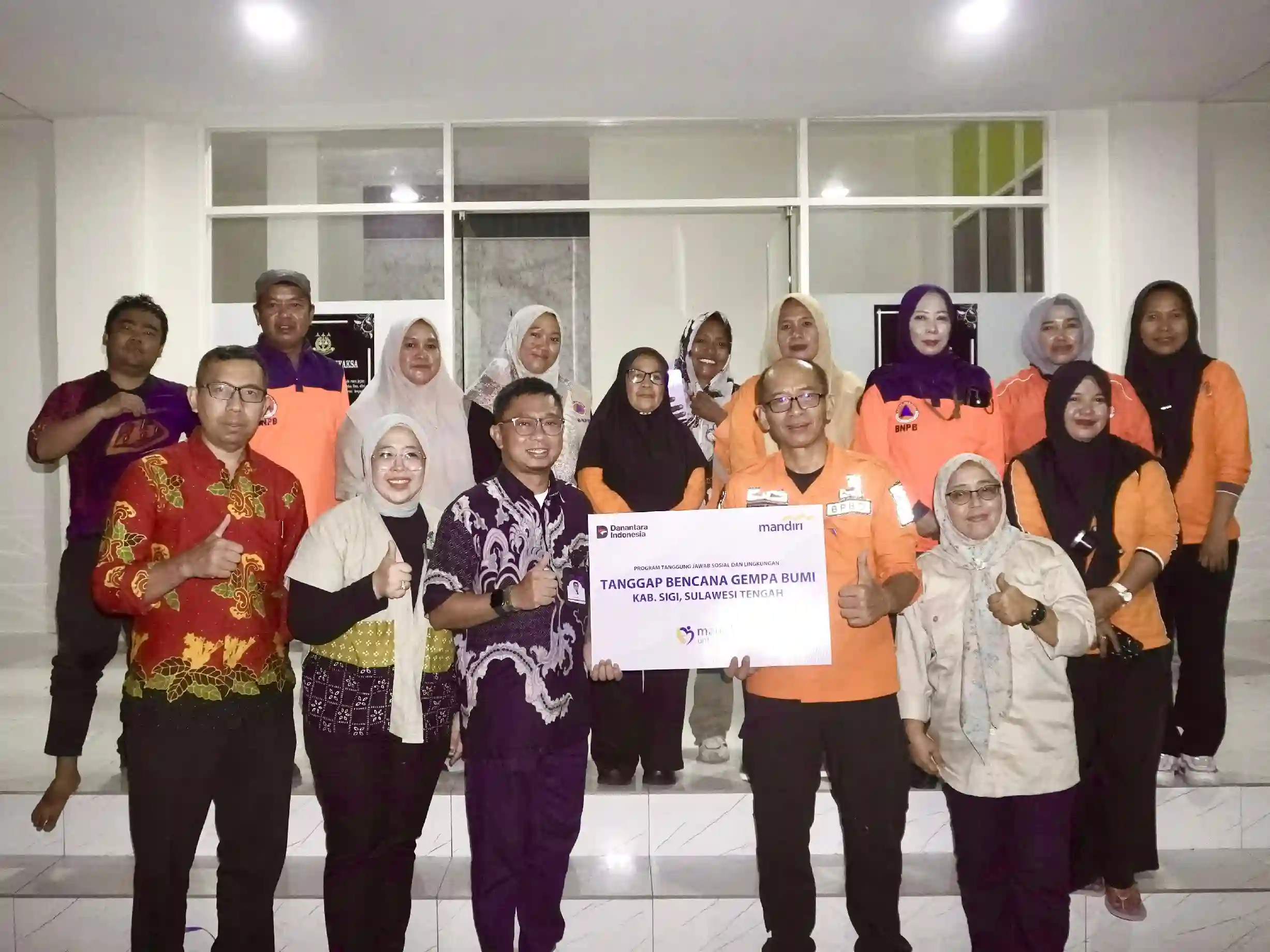 Bank Mandiri salurkan bantuan untuk korban gempa Sigi, layanan perbankan tetap beroperasi. Foto: dok. Bank Mandiri 