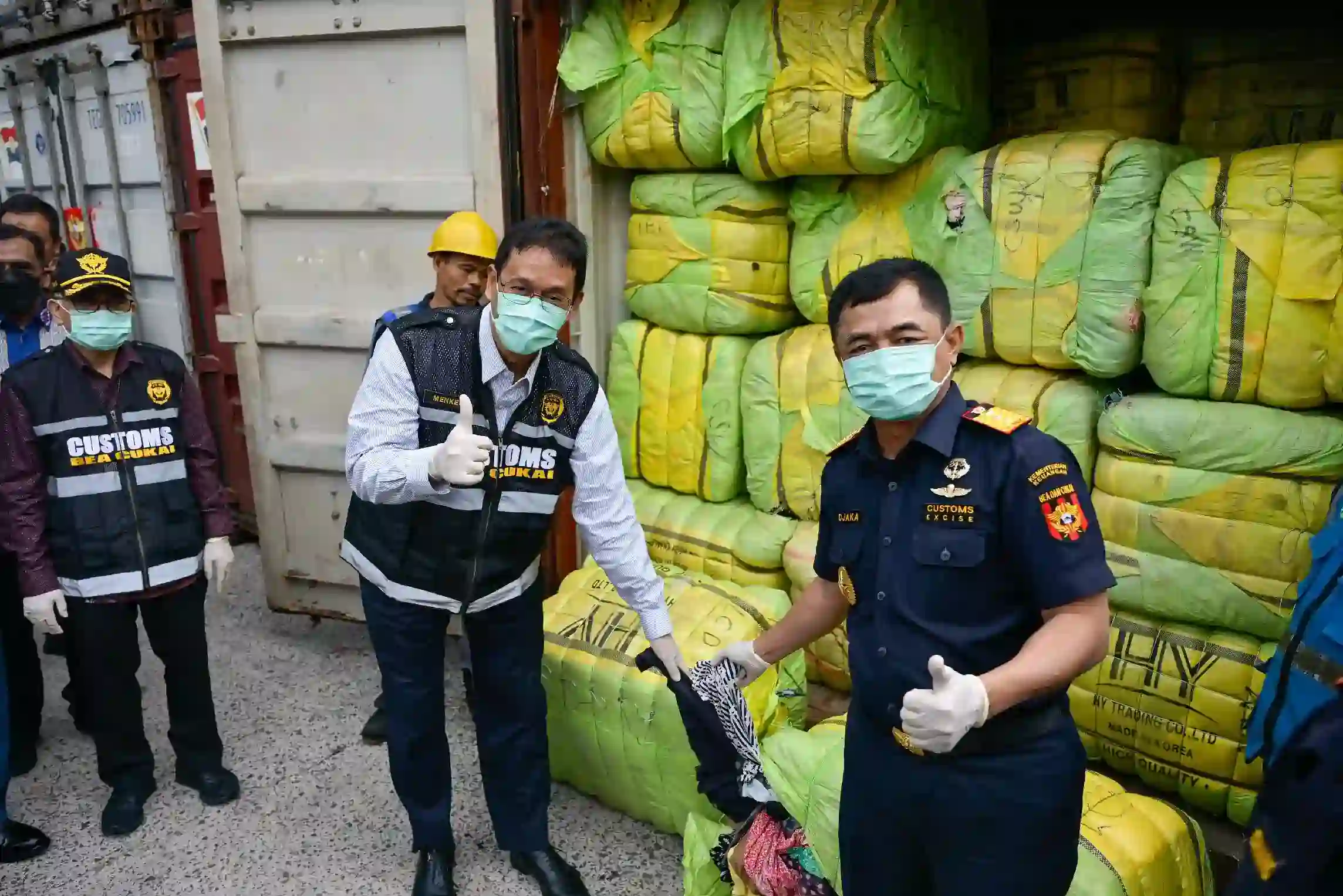 Menteri Keuangan Purbaya Yudhi Sadewa dan Direktur Jenderal Bea dan Cukai Djaka Budhi Utama ungkap temuan 43 kontainer pakaian bekas impor ilegal senilai Rp53,9 miliar di Tanjung Priok, Jakarta. Foto: dok. Kemenkeu