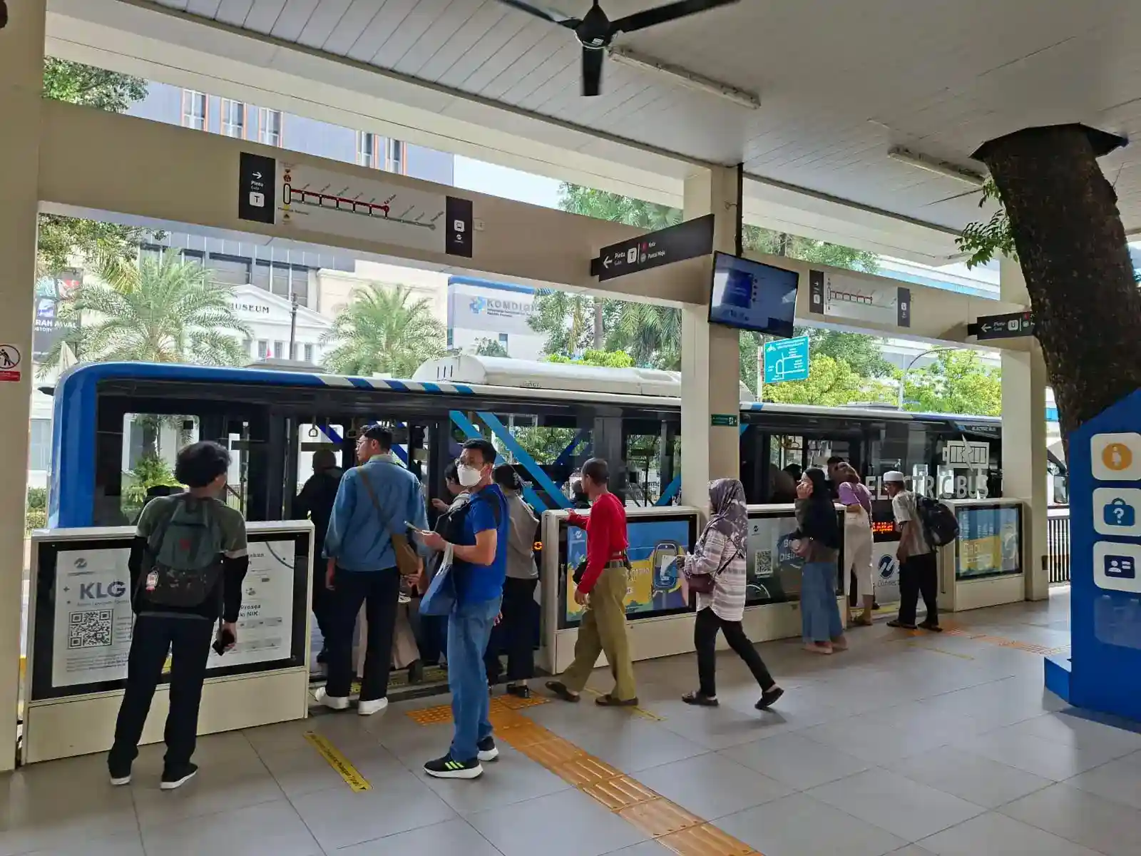 Tak hanya membantu mengurai kemacetan dan menekan polusi udara, Transjakarta juga memberi dampak ekonomi yang signifikan. Riset UI mencatat setiap Rp1 triliun subsidi yang digelontorkan mampu menghasilkan Rp3,2 triliun output ekonomi nasional. Foto: Dok. MTI