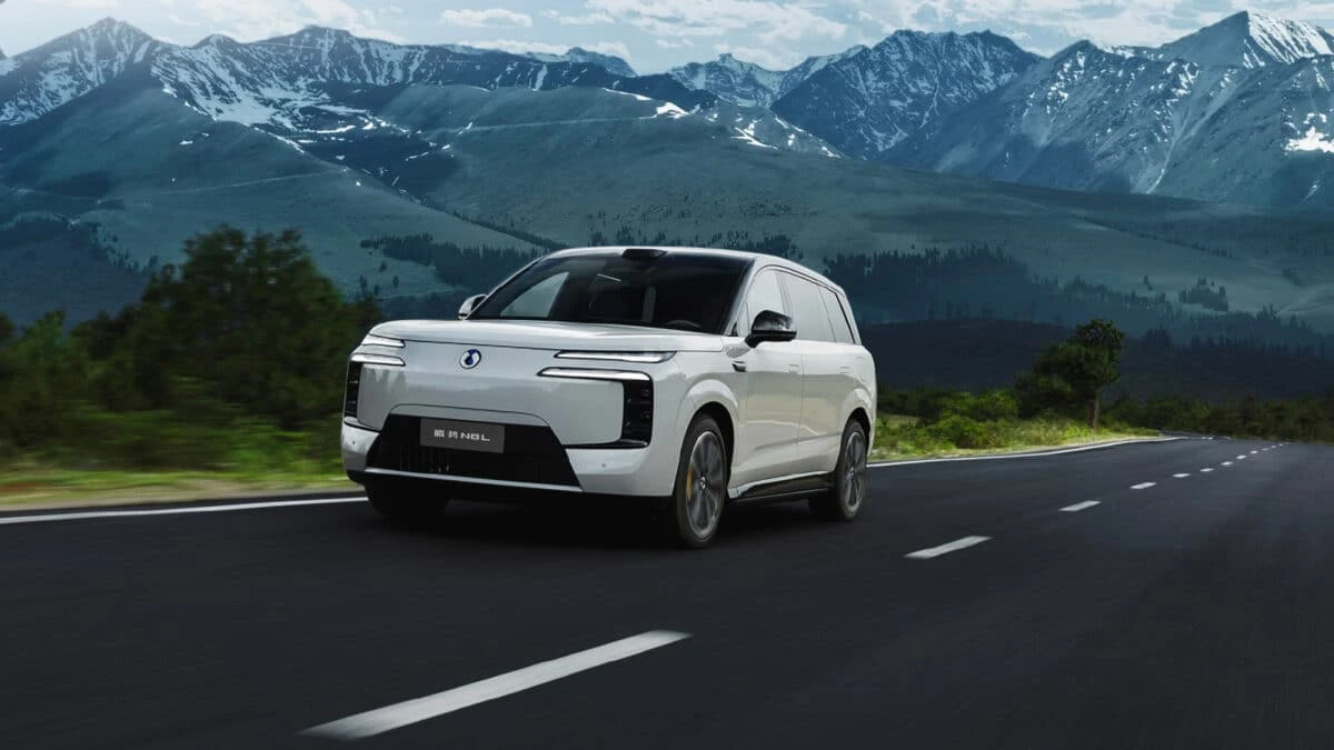 BYD luncurkan Denza N8L Fast Charging Edition sebagai SUV PHEV kelas premium. Banyak fitur canggih, jarak tempuh hingga 1.550 km. Foto: dok. Denza