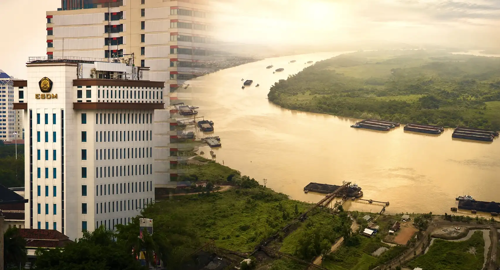 Ilustrasi: Kantor Kementerian ESDM dan aktivitas pengangkutan batu bara milik PT Harum Energy Tbk (HRUM). Di tengah narasi transisi energi, lonjakan konsumsi energi fosil dan emisi karbon dalam operasional HRUM memunculkan pertanyaan mengenai kesesuaiannya dengan prinsip-prinsip energi berkelanjutan dan komitmen ESG yang diklaim perusahaan. Foto: Flickr/PT Harum Energy Tbk/KabarBursa.