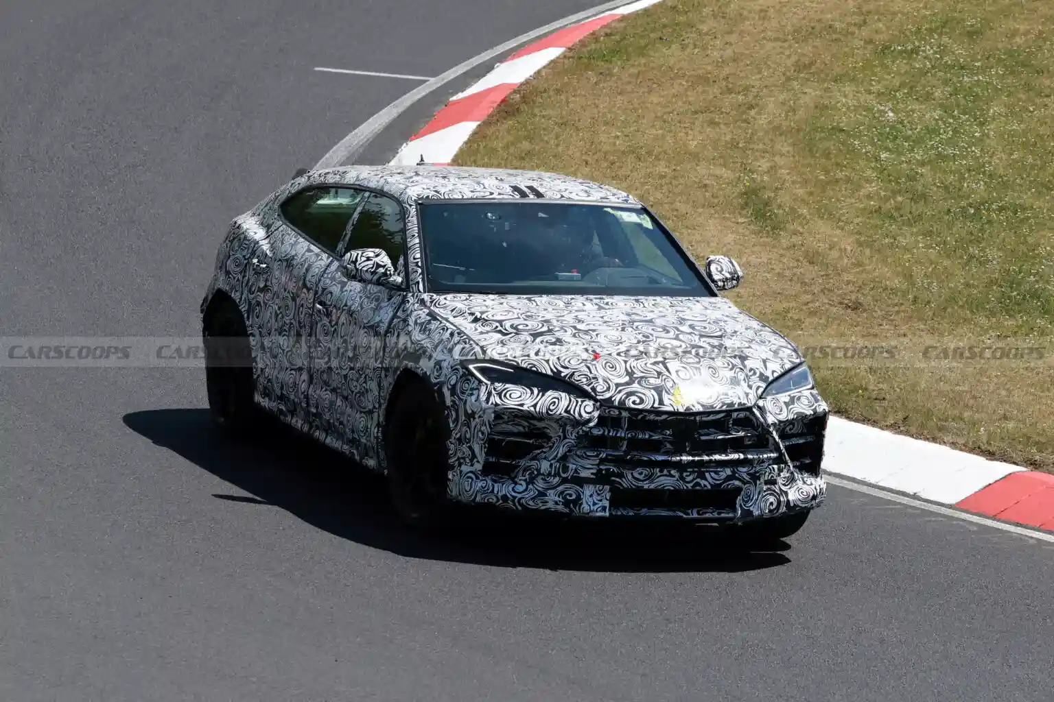 SUV baru Lamborghini yang diprediksi adalah Urus Performante. Foto: Carscoops.